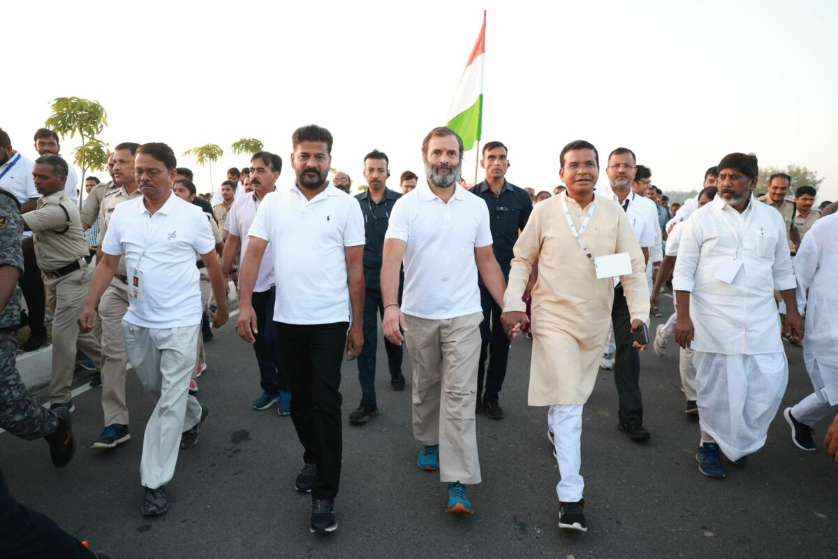 भारत जोड़ो यात्रा में राहुल गांधी के हाथ में हाथ डाले कदम से कदम मिलाते नजर आए मोहन मरकाम