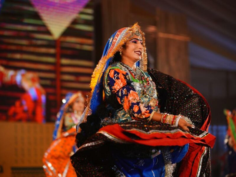 80 कली का घाघरा पहन लगातार चक्करदार नृत्य करते हैं फिर भी चक्कर नहीं आता