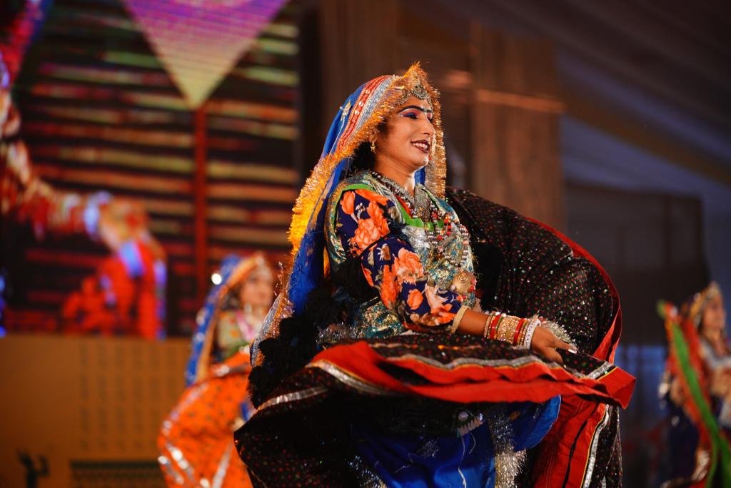 80 कली का घाघरा पहन लगातार चक्करदार नृत्य करते हैं फिर भी चक्कर नहीं आता