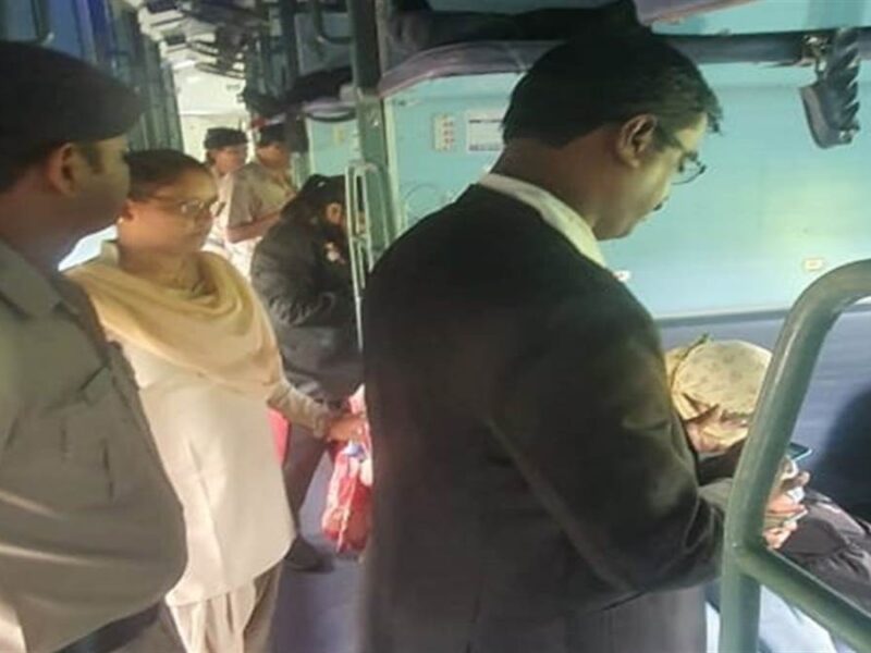 ticketless passengers caught - मुफ्त में ट्रेन यात्रा करने वालों की बढ़ गई तादात