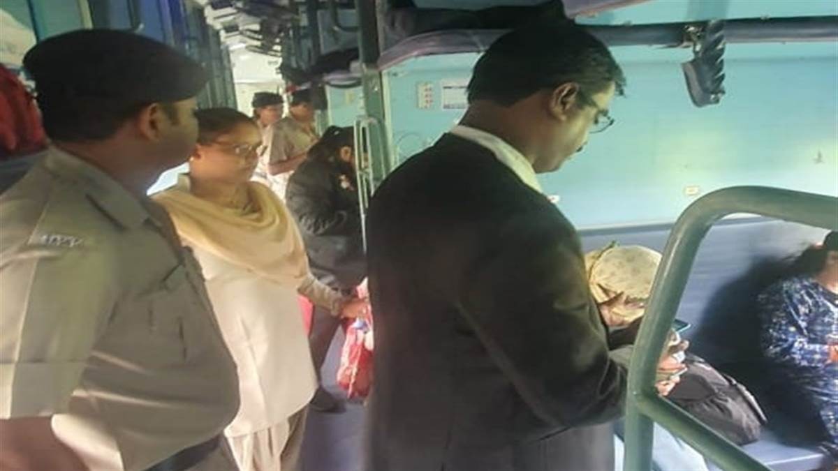 ticketless passengers caught - मुफ्त में ट्रेन यात्रा करने वालों की बढ़ गई तादात