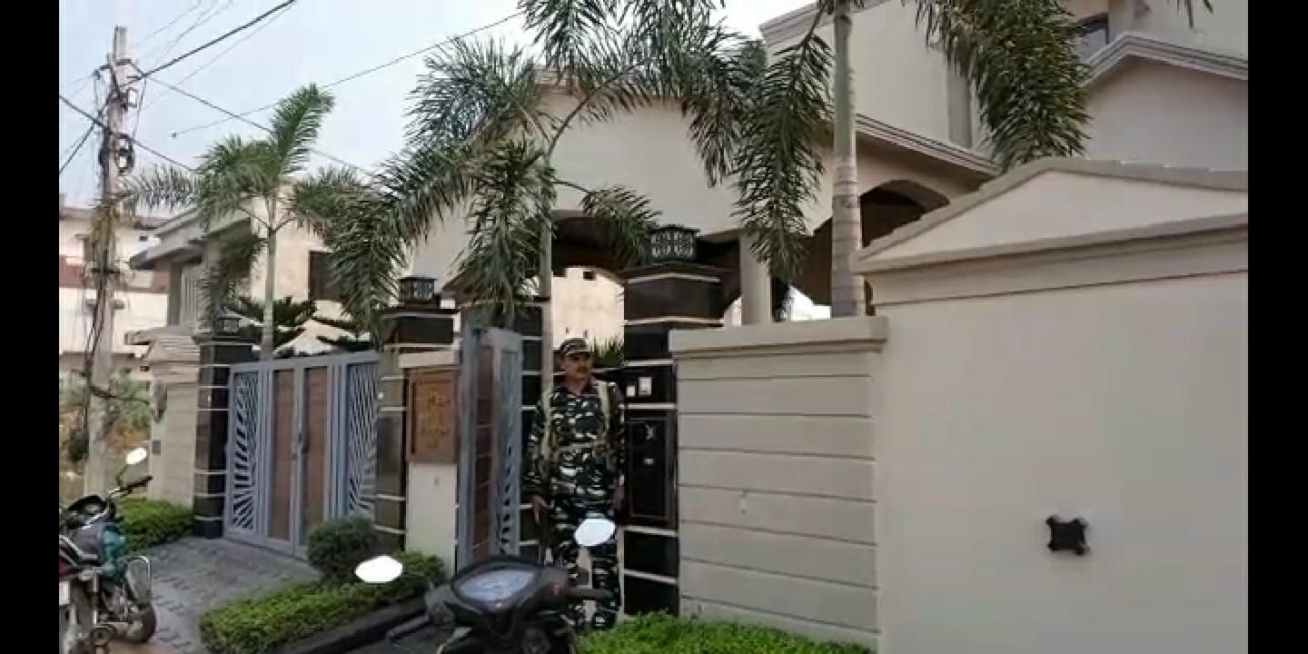 IT raids on 46 locations - बड़े हवाला और टैक्स चोरी का संदेह, आईटी कर रही पड़ताल