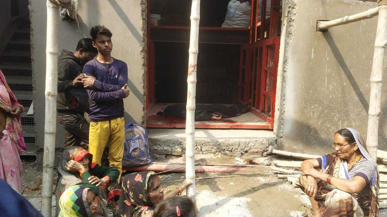 Devpuri Wholesale Market Incident - दुकानदार की चूक से लिफ्ट में फंसकर युवक की मौत