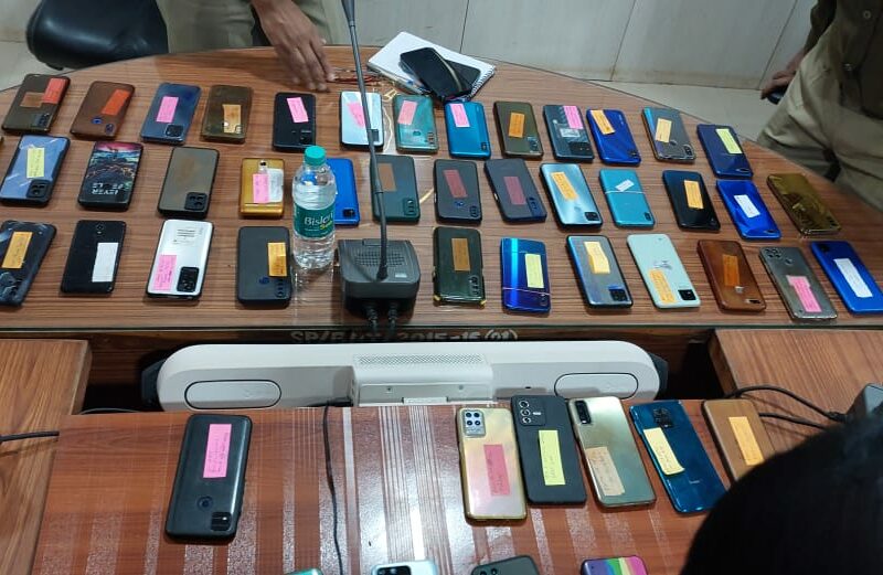 Happiness Of The Hopeless Returned - बेमेतरा पुलिस ने 54 गुम मोबाइल प्रार्थियों को सौंपा