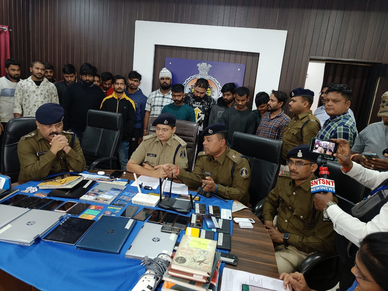 Surgical Strike Against Online Betting - रेड्डी-महादेव एप के गुर्गों पर दुर्ग पुलिस का धावा