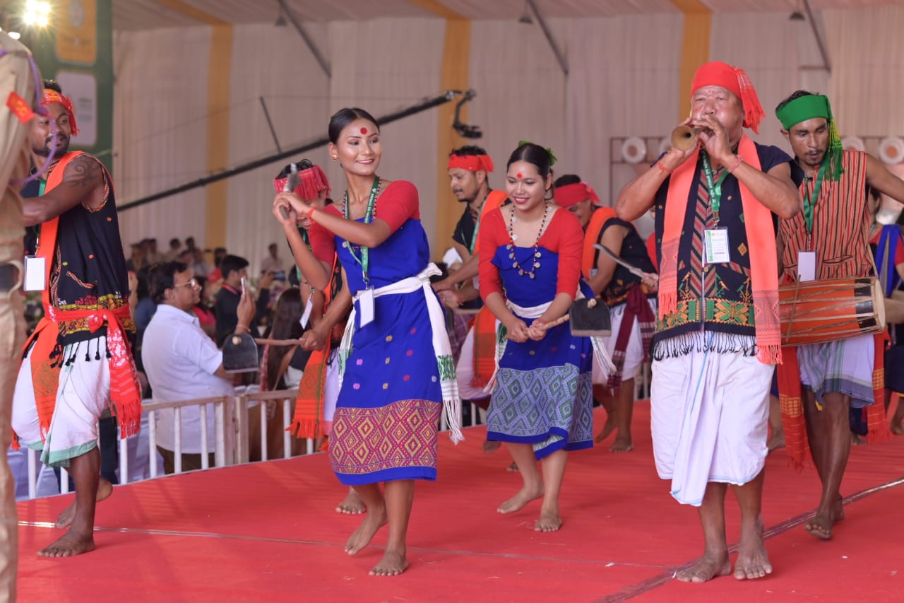 साईंस कॉलेज मैदान में देश-विदेश से पहुंचे आदिवासी कलाकारों ने बिखेरी इन्द्रधनुषी छटा- Video