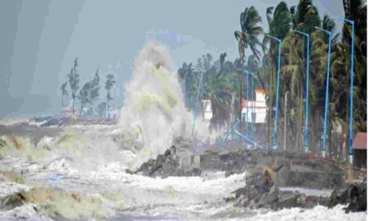 तमिलनाडु में चक्रवाती तूफान 'मैंडूस' ने बरपाया कहर…तीन घंटों में 65 से ज्यादा पेड़ उखाड़ फेंके, कई घरों की उड़े छतें
