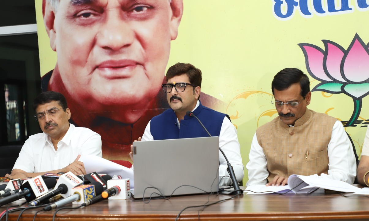 BJP Bid Our Cow Dung Scheme - बीजेपी बोली गोधन योजना से पहले गोवर्धन योजना आई