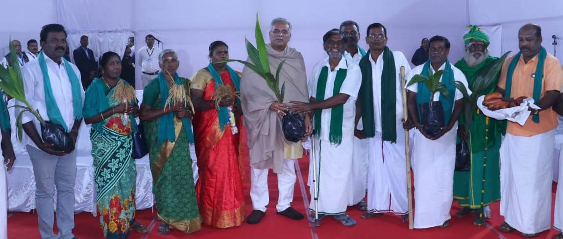 CM से मिले तमिलनाडु के किसान - CM को दिया धान की बाली और नारियल का नज़राना
