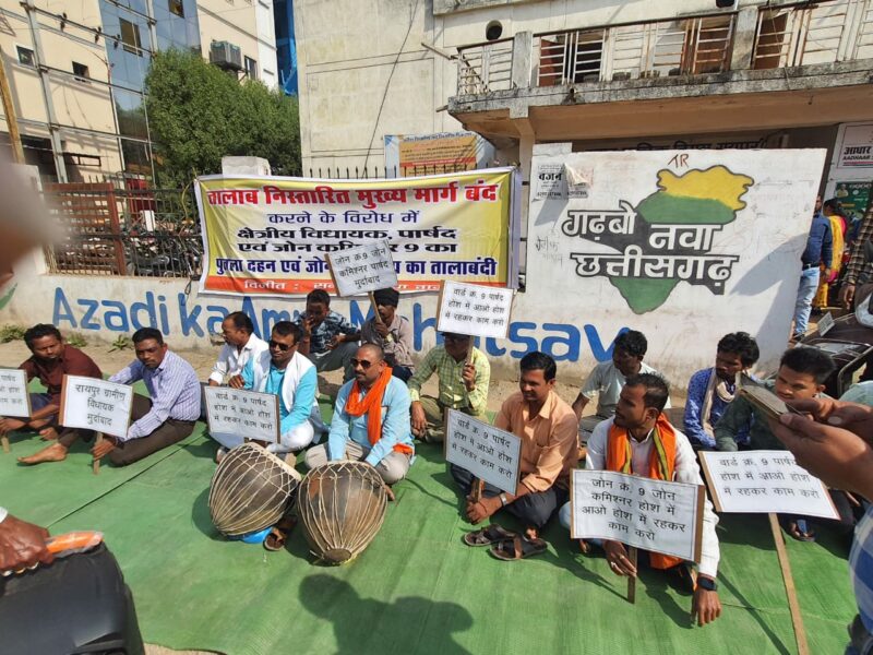 बाजे-गाजे के साथ जोन कार्यालय खाली कराने पहुंचे भाजपाई, तालाब पर कब्जा करने का आरोप