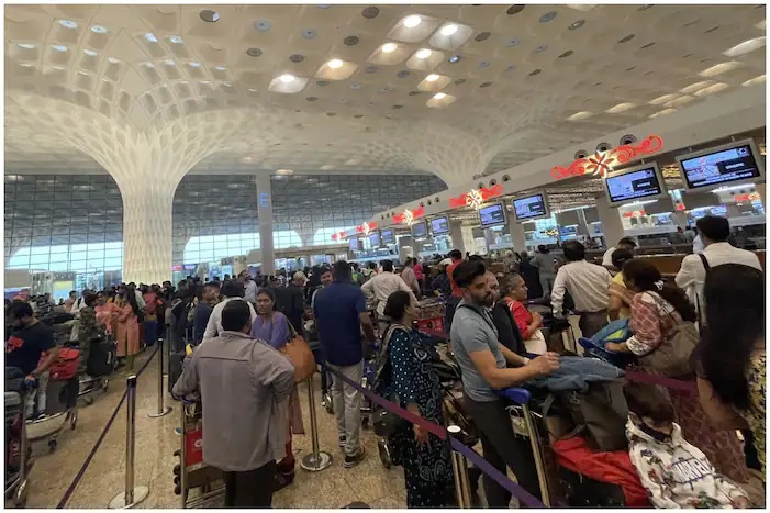बड़ी खबरः मुंबई एयरपोर्ट के टर्मिनल 2 का सर्वर हुआ डाउन, कई हवाई सेवाएं हुई प्रभावित…यात्रियों की लगी भीड़