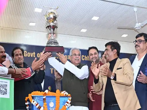 Hockey World Cup trophy Reached Chhattisgarh -सीएम ट्रॉफी हाथों में उठाकर बोले.. चक दे इंडिया