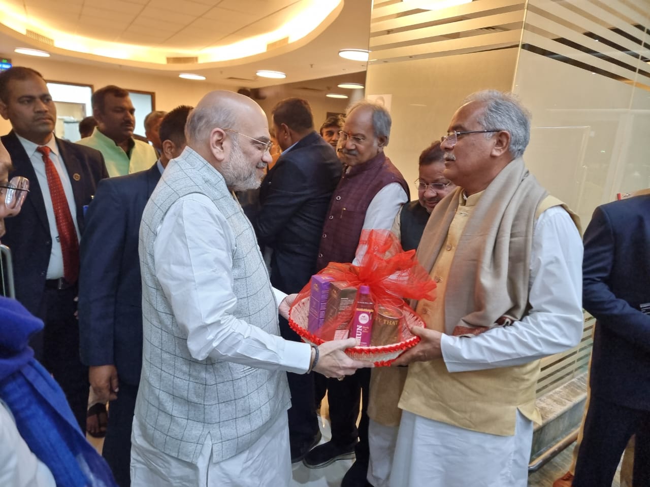 Baghel Responded To Shah's Allegations With A Gift -शाह ने जमकर कोसा और भूपेश उपहार देकर किये विदा