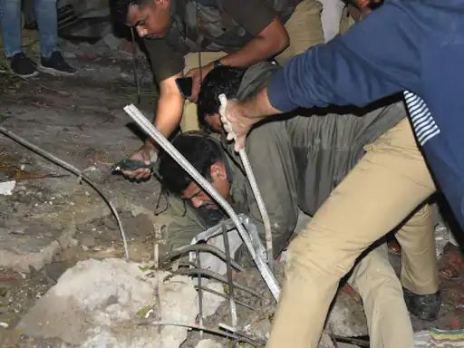 5-storey building collapses in Lucknow after tremors- 3 की मौत, बेसमेंट की खुदाई के दौरान हुआ हादसा