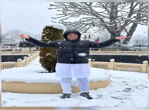 CM Bhupesh Enjoying Snow Fall - स्नो फॉल का मज़ा लेते दिलखुश अंदाज़ में दिखे भूपेश