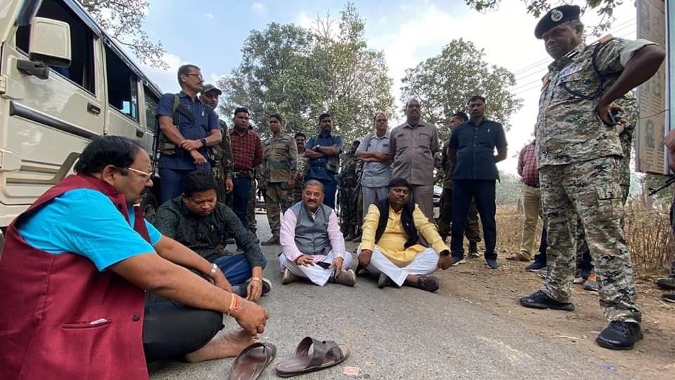 धर्मांतरण: मामला सुलझाने निकले भाजपा नेताओं को पुलिस ने रोका, सड़क पर ही बैठ गए भाजपाई