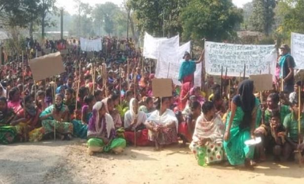 CG News Orchha road closed in Narayanpur, tribal society sitting on the road with traditional weapons, bow and ax in Bastar