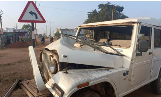 CG News School vehicle collided with pole, 12 children narrowly survived