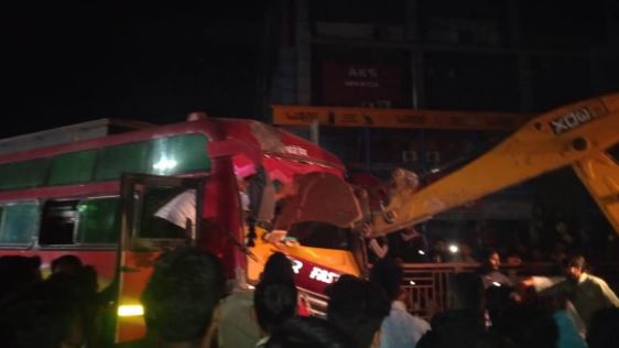 CG Road Accident Bus-auto collision in Raipur at midnight, 20 injured, JCB's help had to be taken