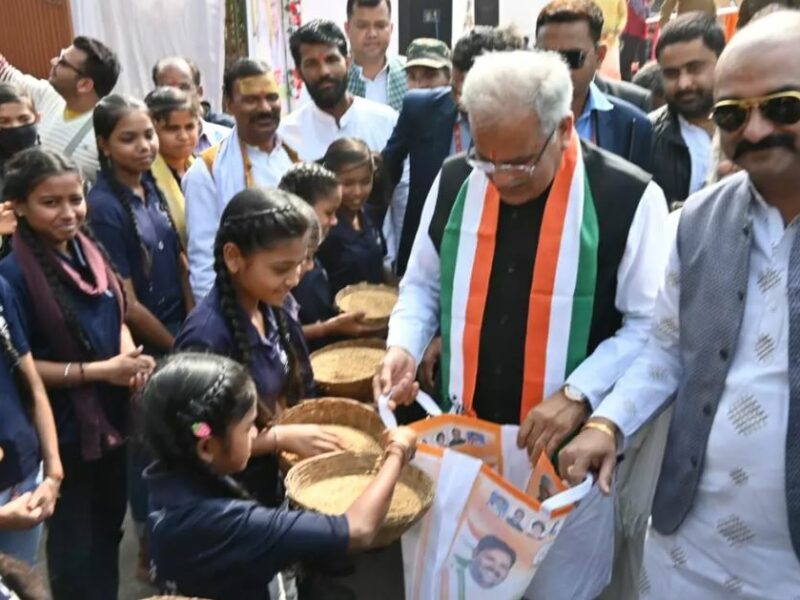 मठपारा की सड़कों पर दान लेते दिखाई दिए सीएम भूपेश बघेल