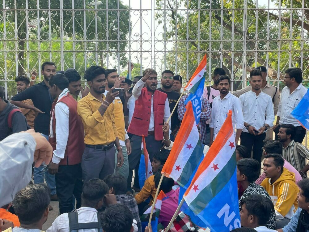 Indira Kala Sangeet University. Uproar In -ओडिसी शिक्षक सुशांत दास पर छेड़छाड़ का आरोप, फूटा छात्रों का गुस्सा