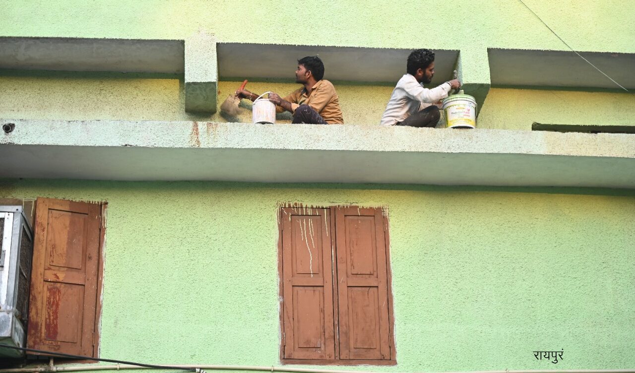छत्तीसगढ़ी पेंट के आगे मल्टी नेशनल रंग पड़े फीके, मुख्यमंत्री के निर्देश पर सरकारी भवनों में होने लगी पुताई