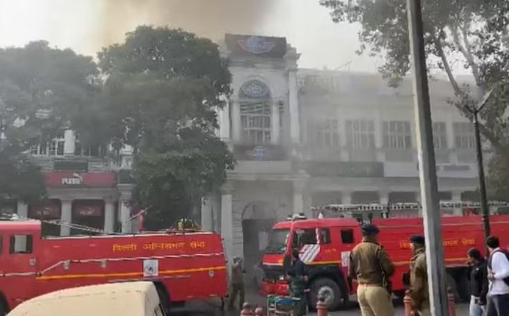Major fire in a hotel in Connaught Place, eight fire tenders present on the spot