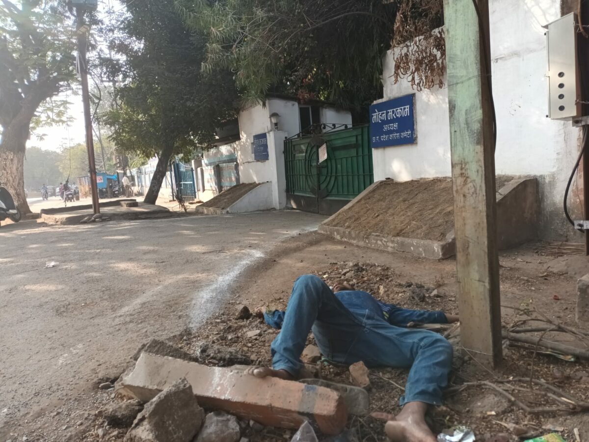 A Young Man Lying Drunk In Front Of The Bungalow - मरकाम-डीजीपी के बंगले के सामने बेसुध नशेड़ी