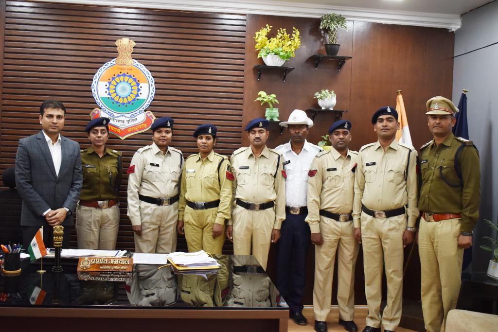 Promoted From Constable To Head Constable- एसएसपी ने लगाया 8 कर्मचारियों को बैज