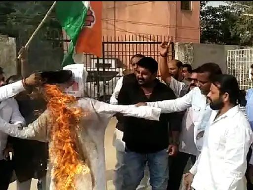 BJP Silent, Congress Attacker -दुष्कर्म मामले में बीजेपी मौन, कांग्रेस हमलावर, चंदेल का पुतला दहन