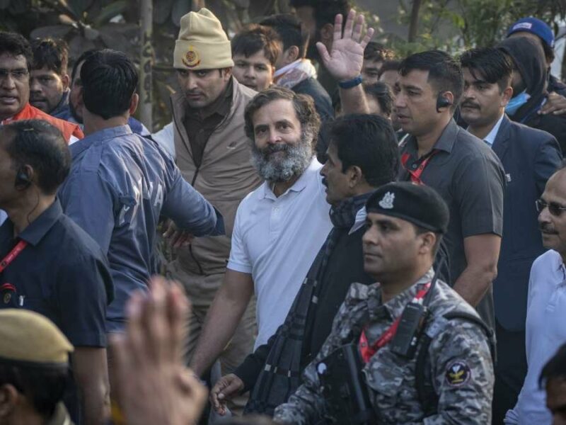 बड़ी खबरः राहुल गांधी की सुरक्षा में चूक पंजाब में युवक जबरन गले लगा