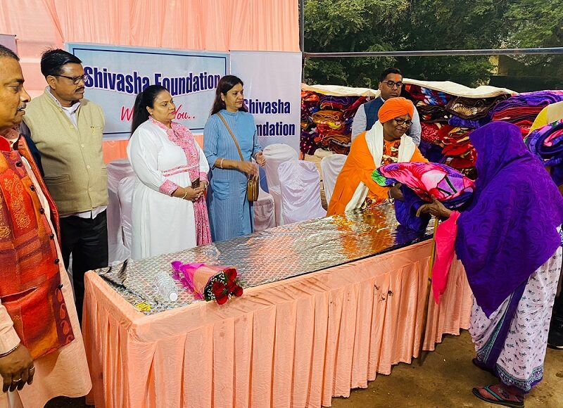 शिवाशा फाउंडेशन द्वारा जरूरतमंदों के बीच किया गया कंबल वितरण