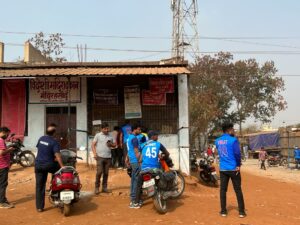 Cricket Fans SPOT In Liquor Shop - स्टार खिलाडियों के नाम की टी-शर्ट में शराब लेते रहे प्रशंसक