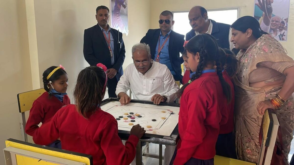 मुख्यमंत्री भूपेश बघेल ने आश्रम में रहकर पढ़ाई कर रही छोटी-छोटी बच्चियों से बात की। उन्होंने बच्चियों के से पढ़ाई के बारे में पूछा और आश्रम में रहने के लिए