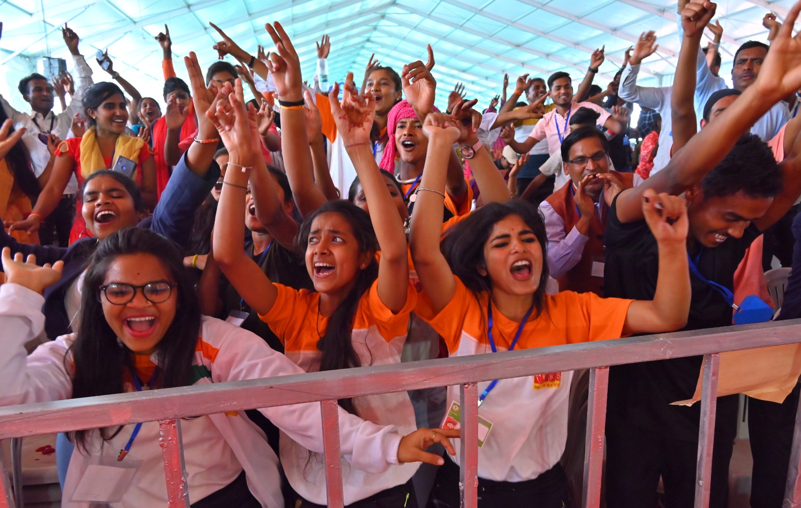 राज्य स्तरीय युवा महोत्सव: रॉक बैंड में ससुराल गेंदा फूल के गाने पर जमकर थिरके युवा