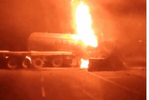 Accident Collision in gas tanker-trailer, 4 burnt alive, 10 houses built along the highway also caught fire