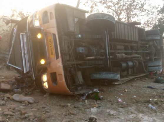 Accident Passenger bus overturned at turn of Niwar Ghat, 4 died, 35 injured