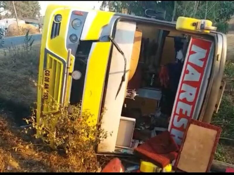 Accident Passenger bus overturned on roadside in Lalpur, 8 injured