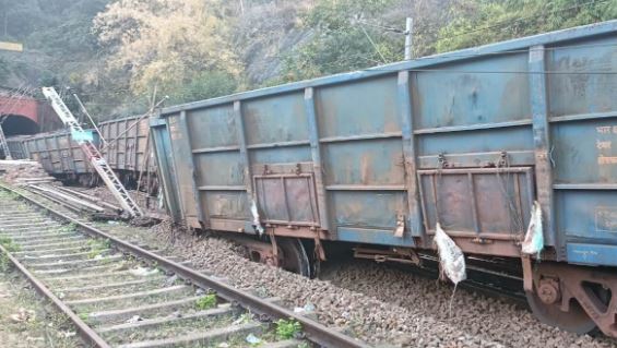 CG News Eight coaches of goods train derailed, Visakhapatnam-Kirandul passenger train canceled