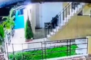 CG-News-Leopard-entered-the-farm-house-of-residential-colony-of-Balod-made-puppy-a-victim-incident-captured-in-CCTV-camera