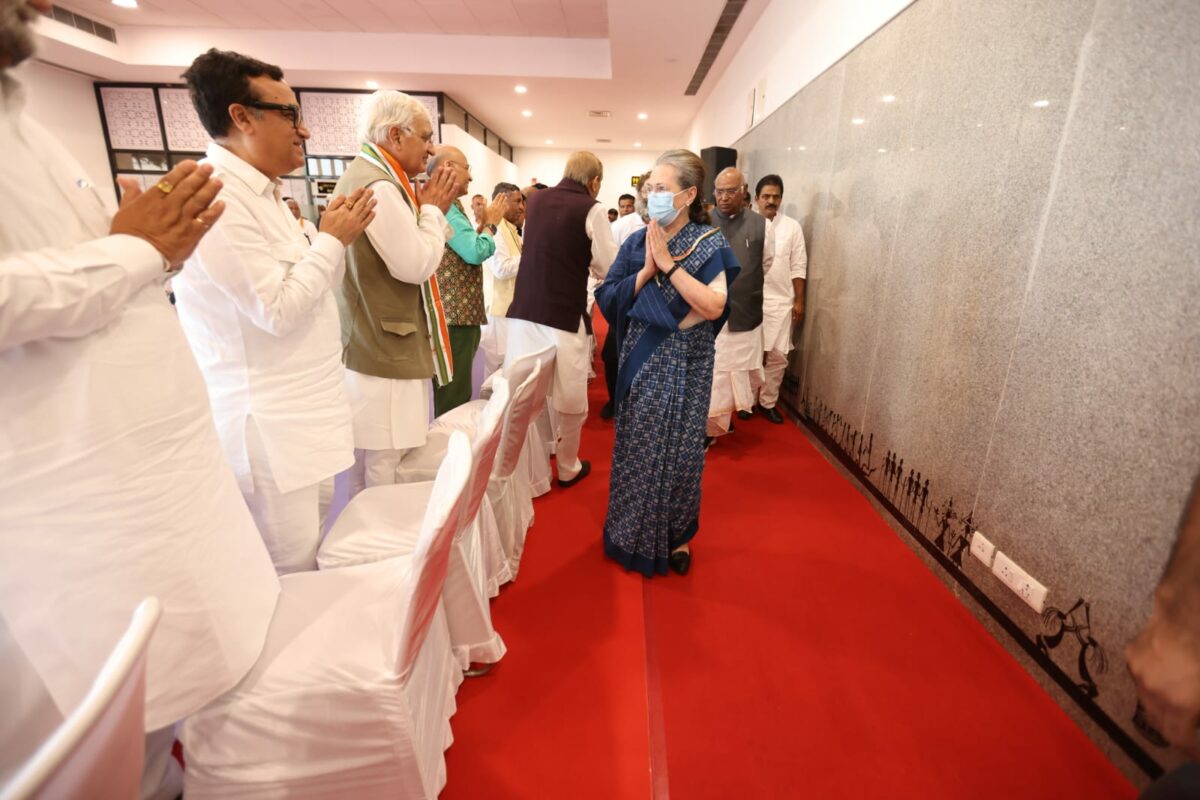 कांग्रेस की सब्जेक्ट कमेटी की बैठक आरंभ, सोनिया गांधी, राहुल गांधी हैं शामिल