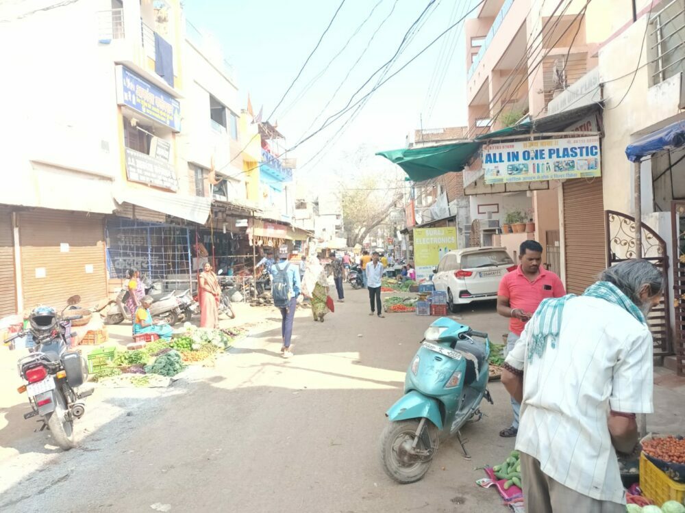 Spread In The Streets Of The Corporation - निगम और ट्रेफिक पुलिस की शह पर सड़क में फैला पसारा