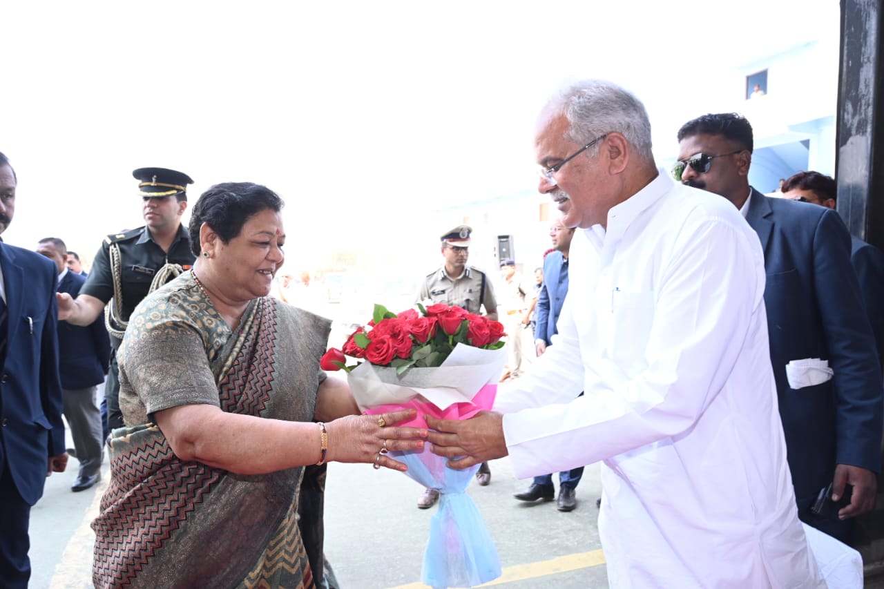 राज्यपाल अनुसुईया उइके को माना स्थित स्टेट हैंगर पर दी गई भाव-भीनी विदाई