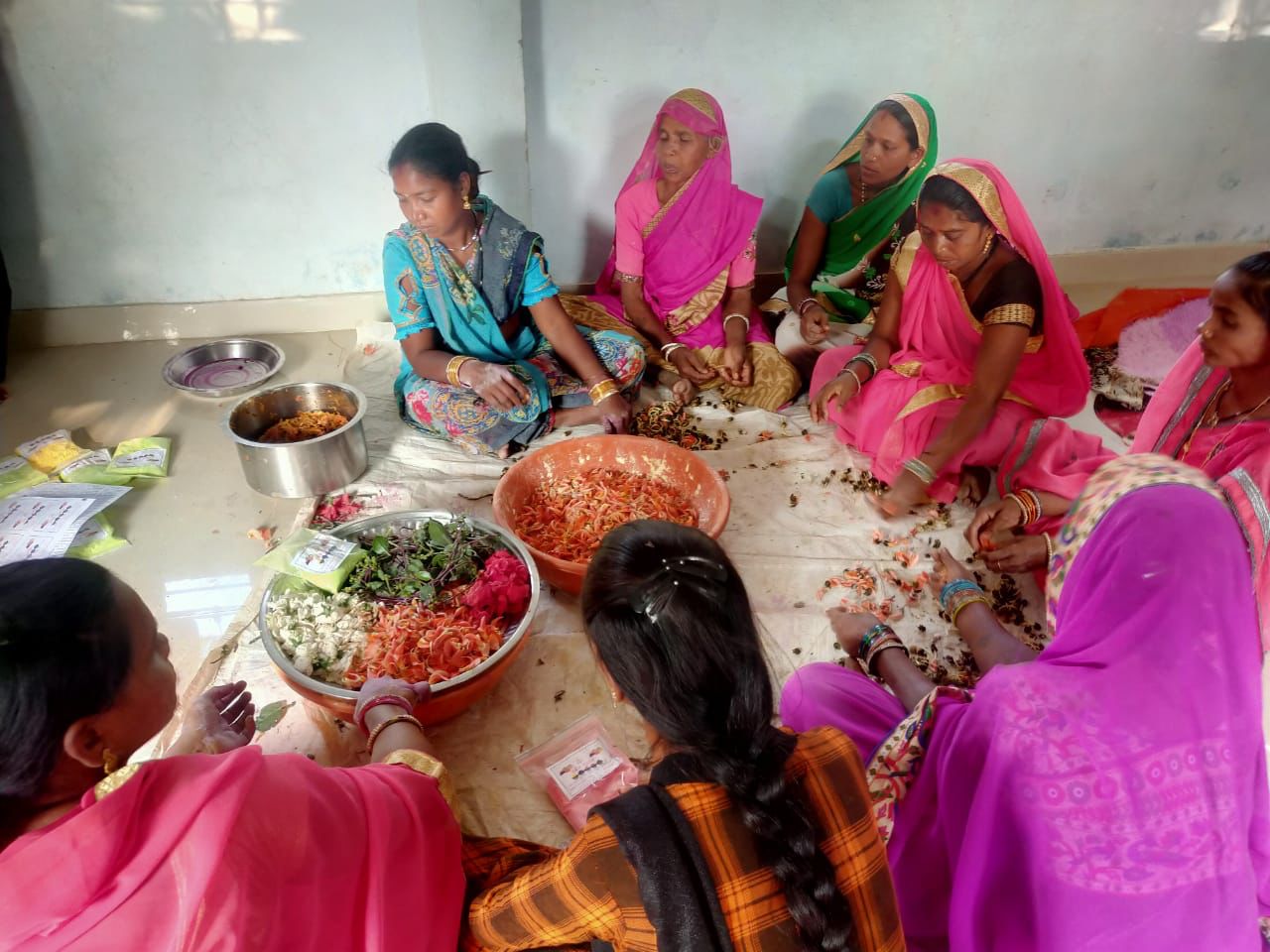 पालक, लालभाजी, हल्दी, जड़ी- बुटी व फूलों से बन रहा हर्बल गुलाल