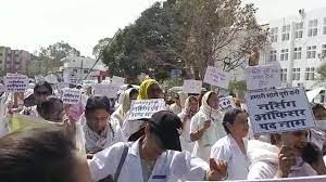 CG News : अपनी 4 सूत्रीय मांगों को लेकर सड़कों पर उतरी नर्स, निकाली वादा निभाओ रैली