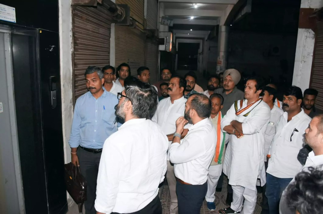 कांग्रेस प्रवक्ता आरपी सिंह को दफ्तर लेकर जाने निकली ईडी की टीम को कांग्रेस के नेताओं ने घेरा