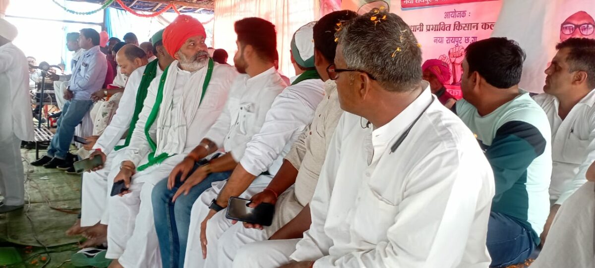नवा रायपुर प्रभावित किसानों से मिले राकेश टिकैत
