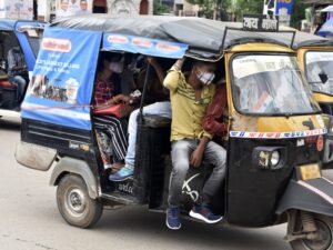 सावधान! ऑटो में क्षमता अधिक सवारी बैठाने पर सस्पेंड हो सकता है ड्राइविंग लाइसेंस, सड़कों पर लेफ्ट टर्न फ्री की तैयारी