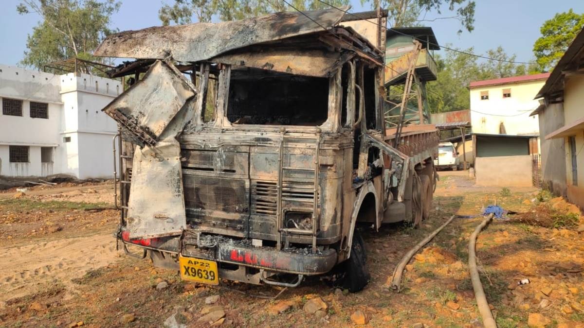 CG News Naxalites set fire to two vehicles in protest against Amit Shah's visit to Bastar