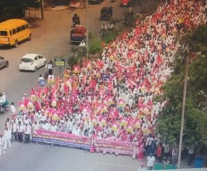 Foot March For The Interests Of Farmers - आदिवासियों काे जमीन पर हक, प्याज पर MSP और कर्जमाफी की मांग